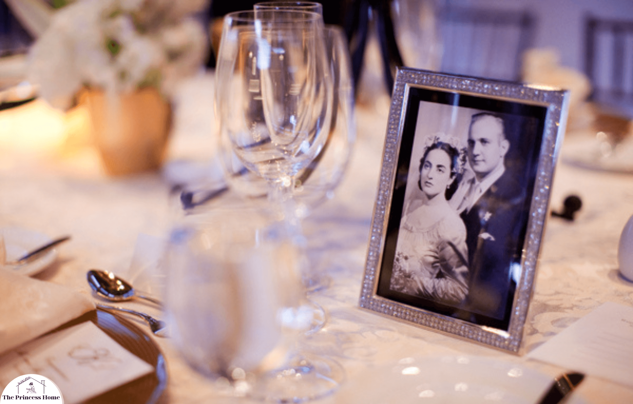 4.Photographs as Centerpieces: