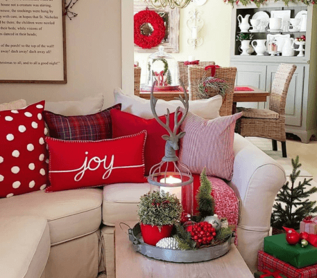 Christmas Coffee Table Decor Ideas That Won't Break the Bank